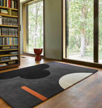 Geo Flower Graphite 60605 rug by Orla Kiely