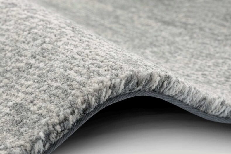 Fam Graphite rug by Agnella